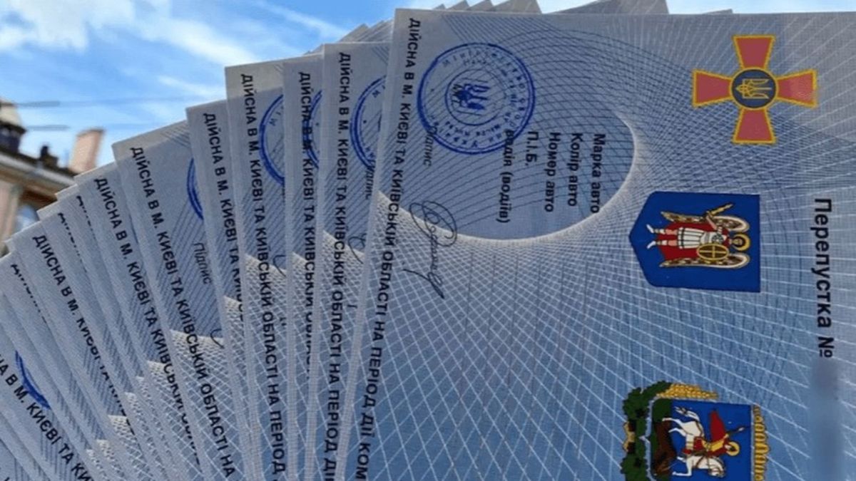 Перепустки для транспорту, дійсні у місті Києві та Київській області, із гербами та печатками