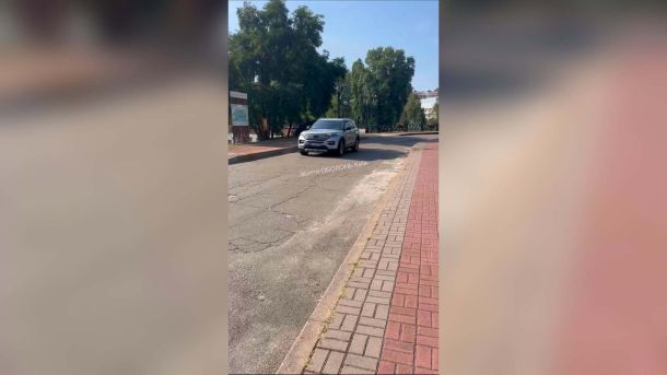 У суботу вранці на центральному вході до парку «Наталка» на Оболоні в Києві виявився відкритим шлагбаум — і автомобілі безперешкодно в'їхали на пішохі