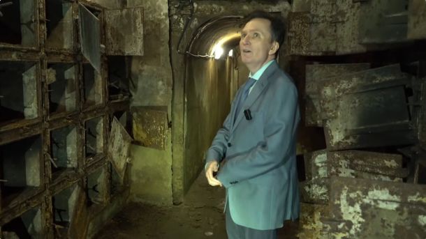 Директор Національного музею медицини України Вадим Шипулін у підземному льодовику анатомічного театру на вулиці Богдана Хмельницького в Києві — колишньому морзі з 96 осередками для зберігання тіл