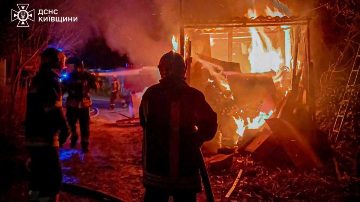 Рятувальники ДСНС гасять палаючий металевий вагончик на території дачного кооперативу у Стайках вночі