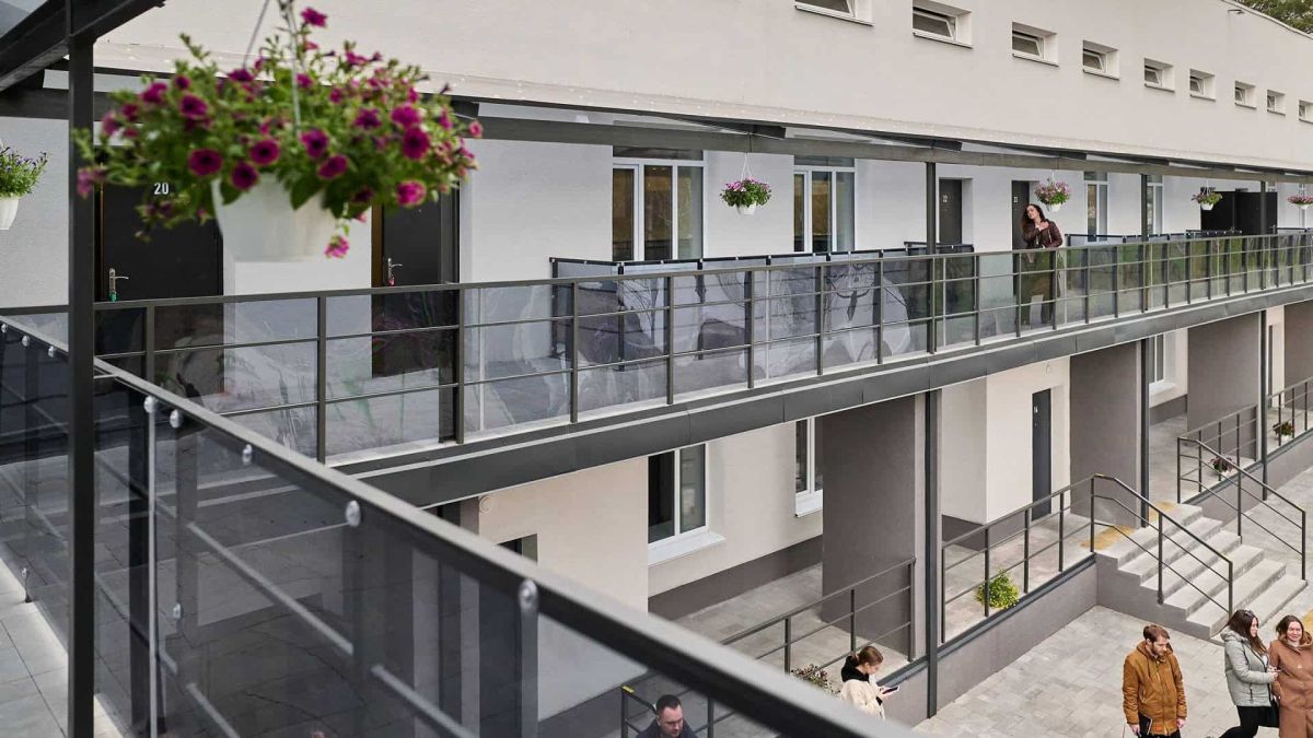 Новий житловий будинок для внутрішньо переміщених осіб у Славутичі — відремонтований корпус з балконами, квітами та пандусами для маломобільних