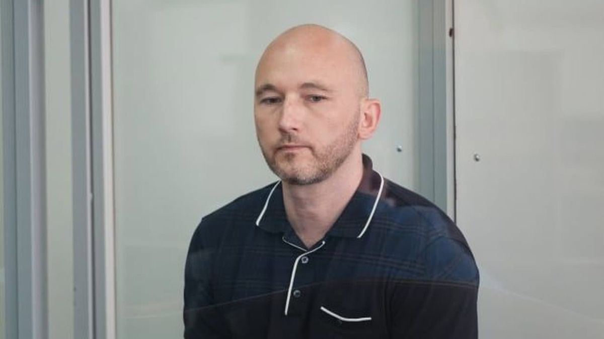 Екссуддю Тандира засудили до 9 років за смертельну ДТП на блокпосту Колишній суддя Олексій Тандир у темній сорочці-поло сидить за скляною перегородкою в залі суду