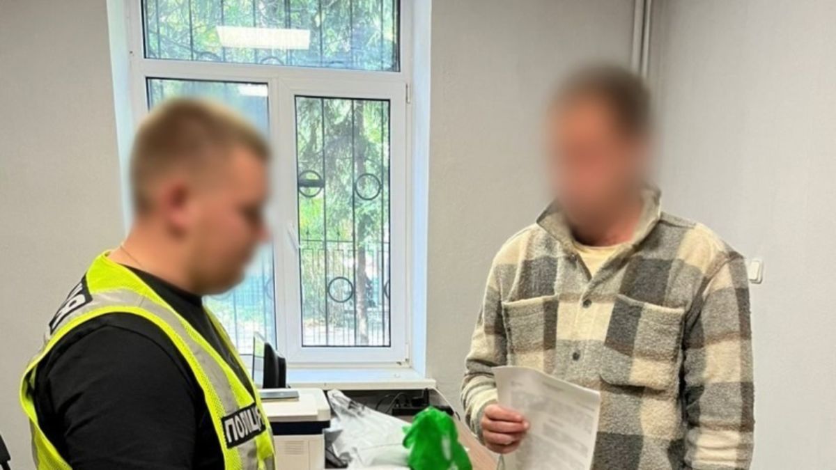 Посадовець держадміністрації, який вимагав з підприємця гроші за «дозвіл» на незаконну торгівлю поряд з правоохоронцем