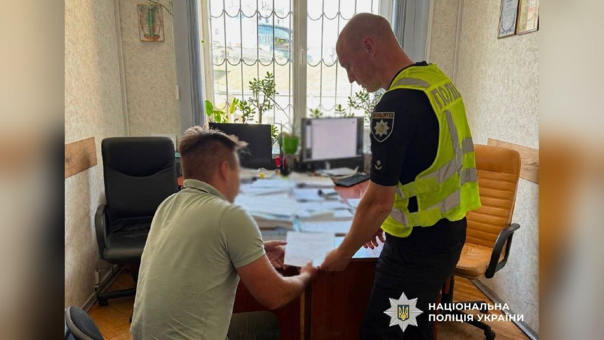 На Чоколівському бульварі водій Volkswagen в’їхав у зупинку, загинули дві жінки Місце смертельного ДТП на Чоколівському бульварі в Києві, де Volkswagen в'їхав у зупинку з людьми — загинули дві жінки