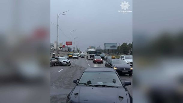 У Білій Церкві загинув водій Mercedes, що проїхав на червоне Затримки руху на Кільцевій дорозі в Києві поблизу вулиці Зодчих через ДТП у напрямку вулиці Миколи Трублаїні