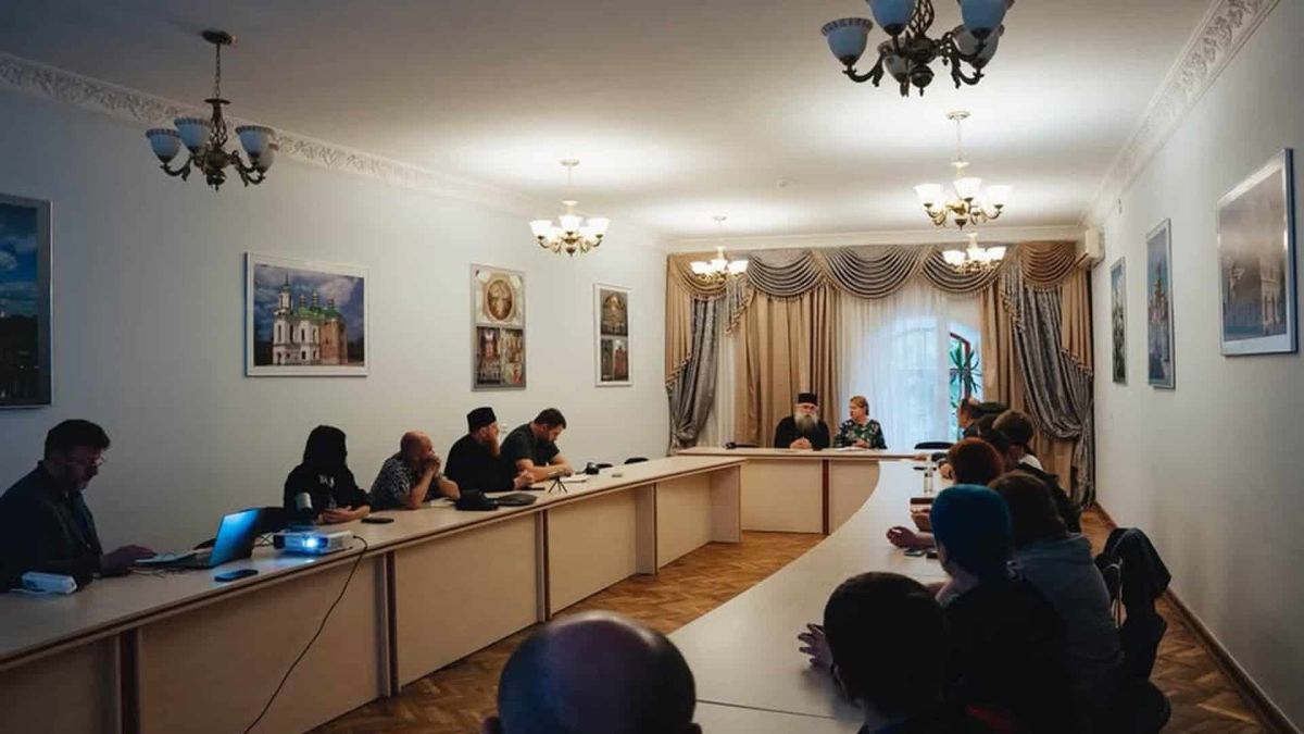 Учасники міжнародного семінару з афонською делегацією монастиря Есфігмен у залі Національного заповідника «Києво-Печерська лавра»