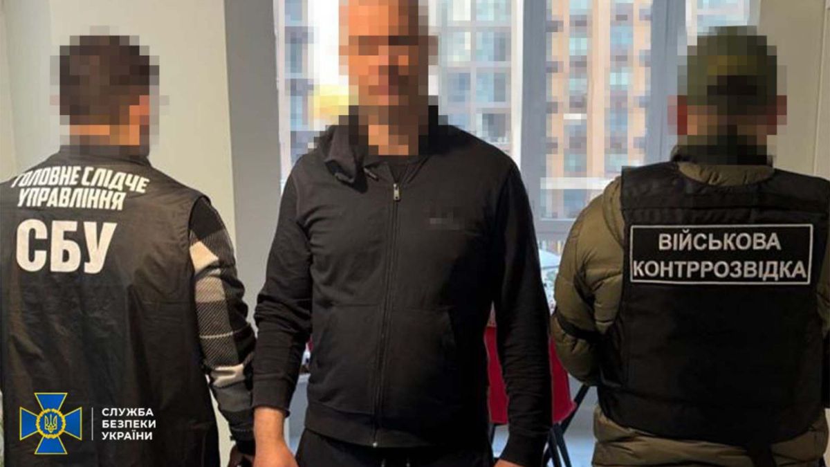 Затримали першого заступника голови РДА у Києві: чиновник організував масштабну схему «списання» ухилянтів Правоохоронці і затриманий підозрюваний