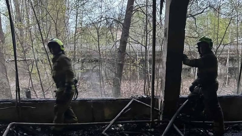 Рятувальники ДСНС Києва ліквідують пожежу в покинутому складському приміщенні на проспекті Академіка Палладіна у Святошинському районі 25 квітня 2026 року