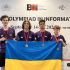 Чотири українські школярі з медалями тримають прапор України на фоні банера Балканської олімпіади з інформатики в Тирані