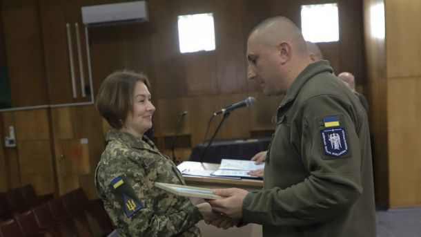 Солом'янка: продавець втратив 100 тис. грн, рецидивіст затриманий Подяку вручають жінці-військовій