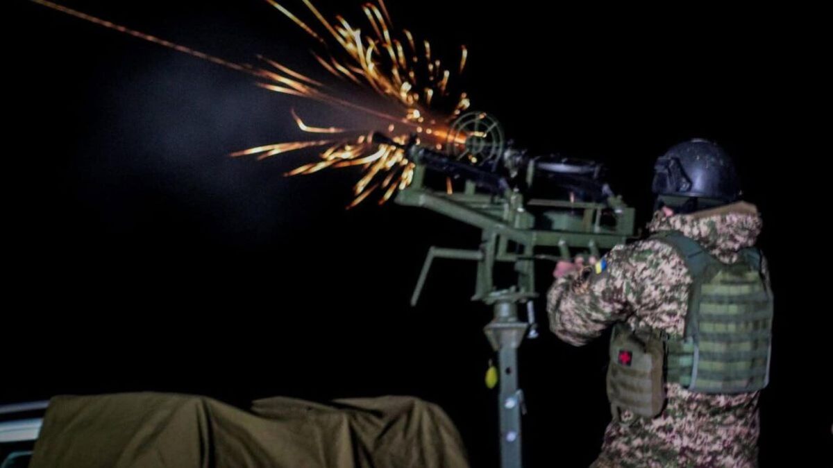 Броварський район атакували безпілотники — пошкоджено будинок і підприємство Боєць мобільно-вогневої групи ППО веде вогонь з кулемета вночі
