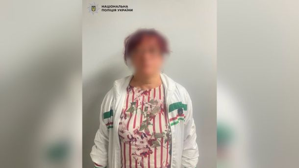 Наркозбувача з амфетаміном у сірниковій коробці затримали в Деснянському районі Поліцейські Київщини затримали 45-річну жінку в Обухові, яка поранила ножем співмешканця під час сварки