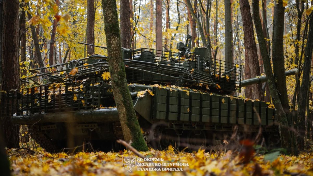 Танк ЗСУ стоїть в осінньому лісі