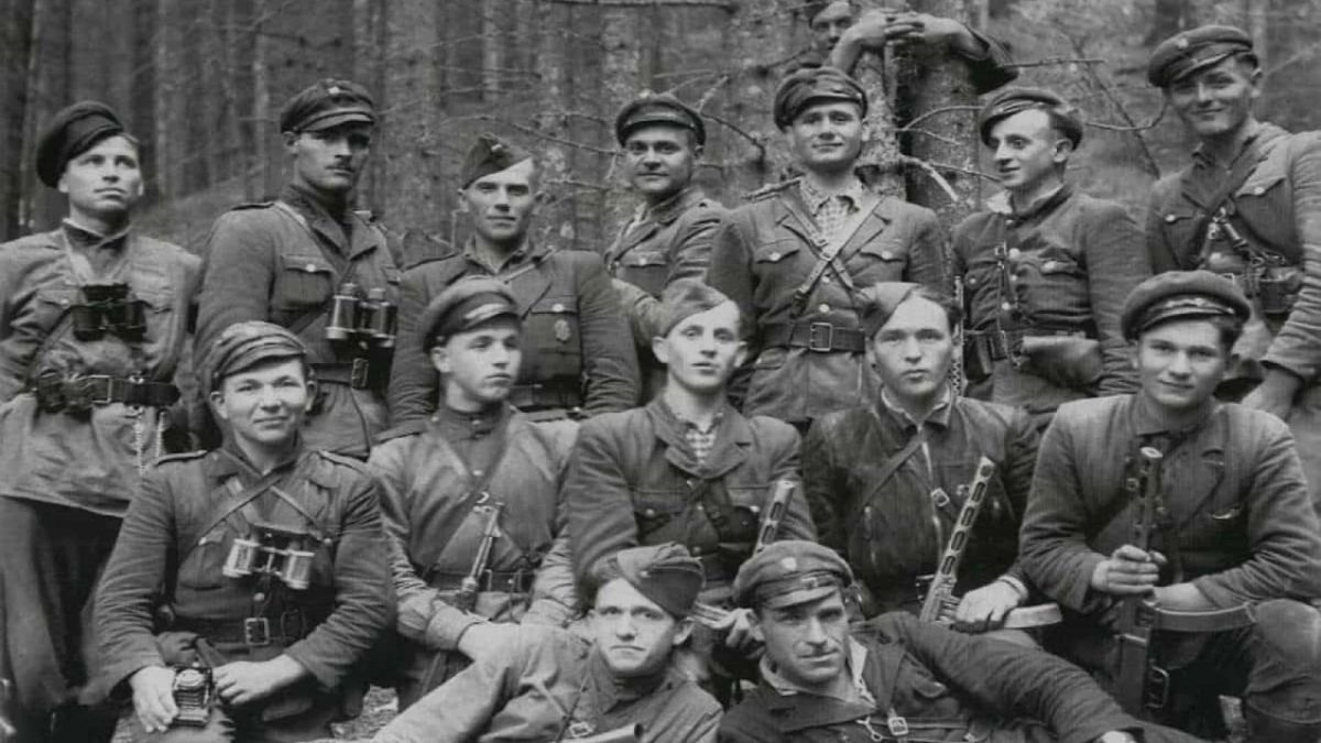 Група озброєних чоловіків у військовій формі позує в лісі