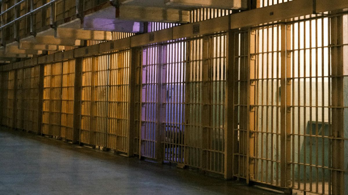 Ґрати у виправній колонії — символ вироку водію, який під дією наркотиків збив пенсіонера на Оболоні у Києві