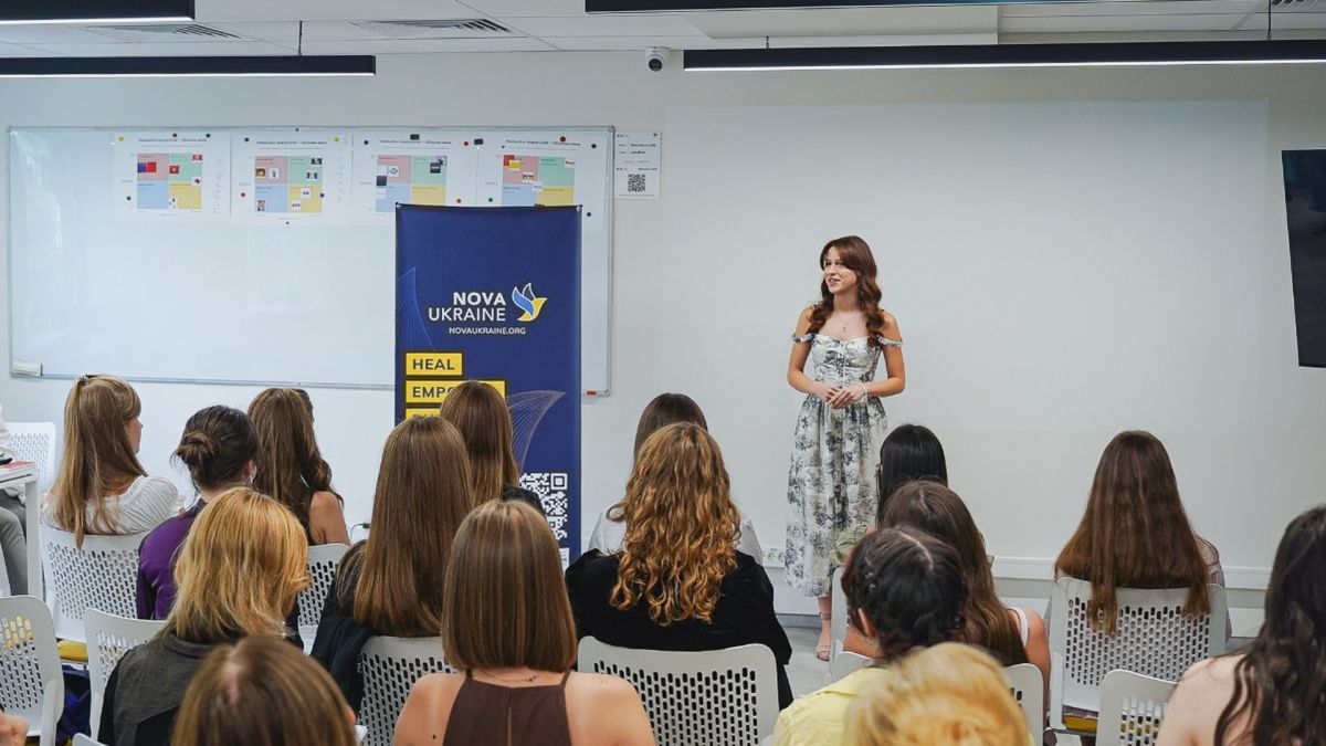На KSE 35 школярів завершили тритижневу програму Language & Thinking Яна Лагода виступає перед учасницями програми Language & Thinking Kyiv на тлі банера Nova Ukraine в аудиторії KSE
