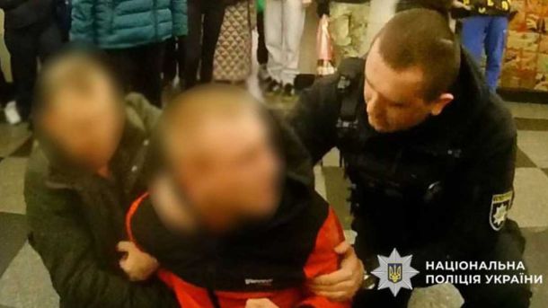 Блоковано два співробітники поліції, що затримують чоловіка в натовпі на ілюстративному фото.