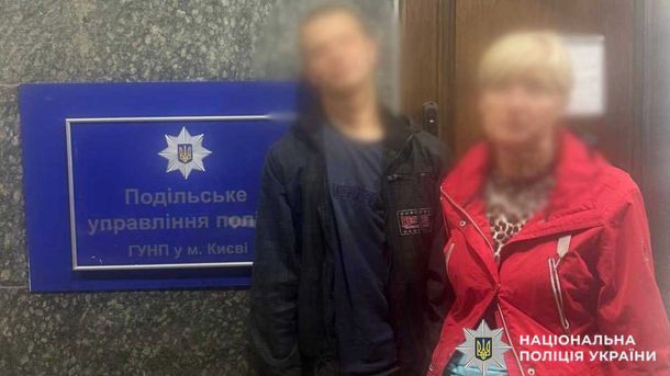 Підліток, очевидно, з мамою біля відділення поліції