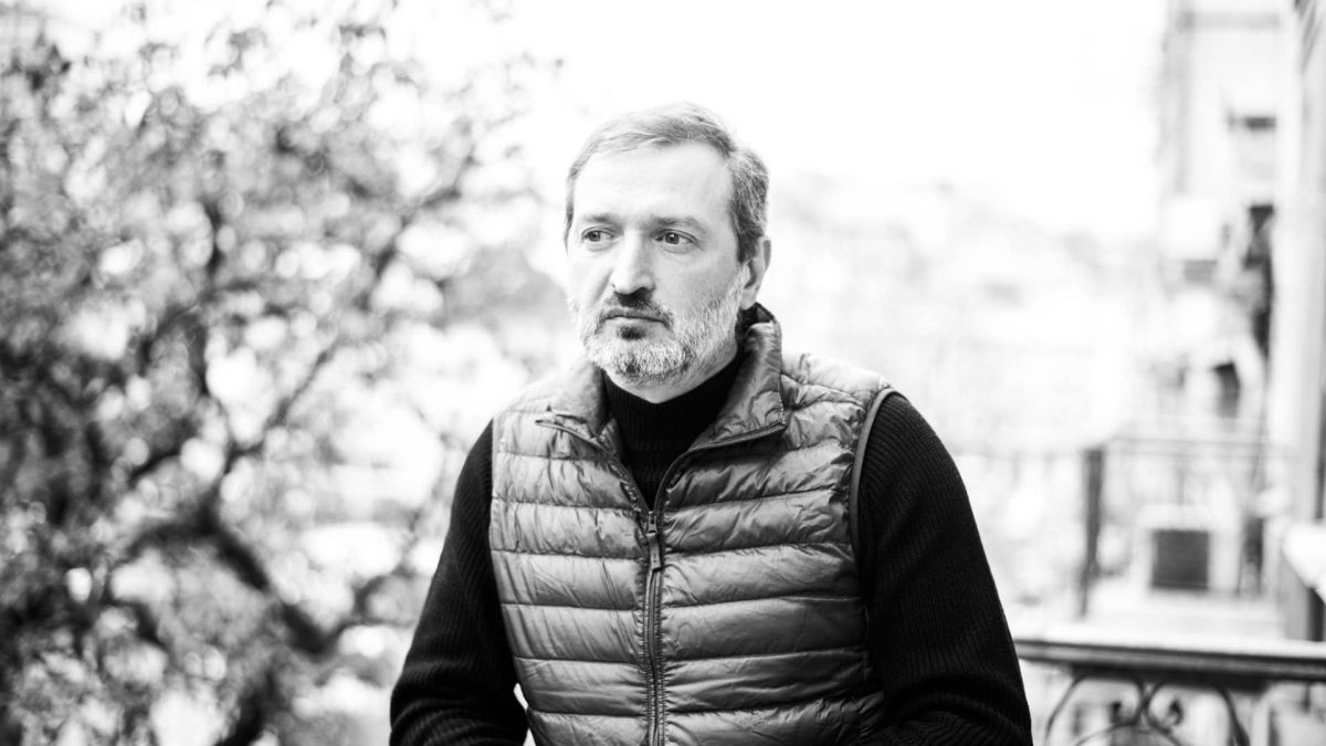 Сергій Анжиляк, директор Департаменту культури КМДА, чорно-біле портретне фото на тлі міського балкону