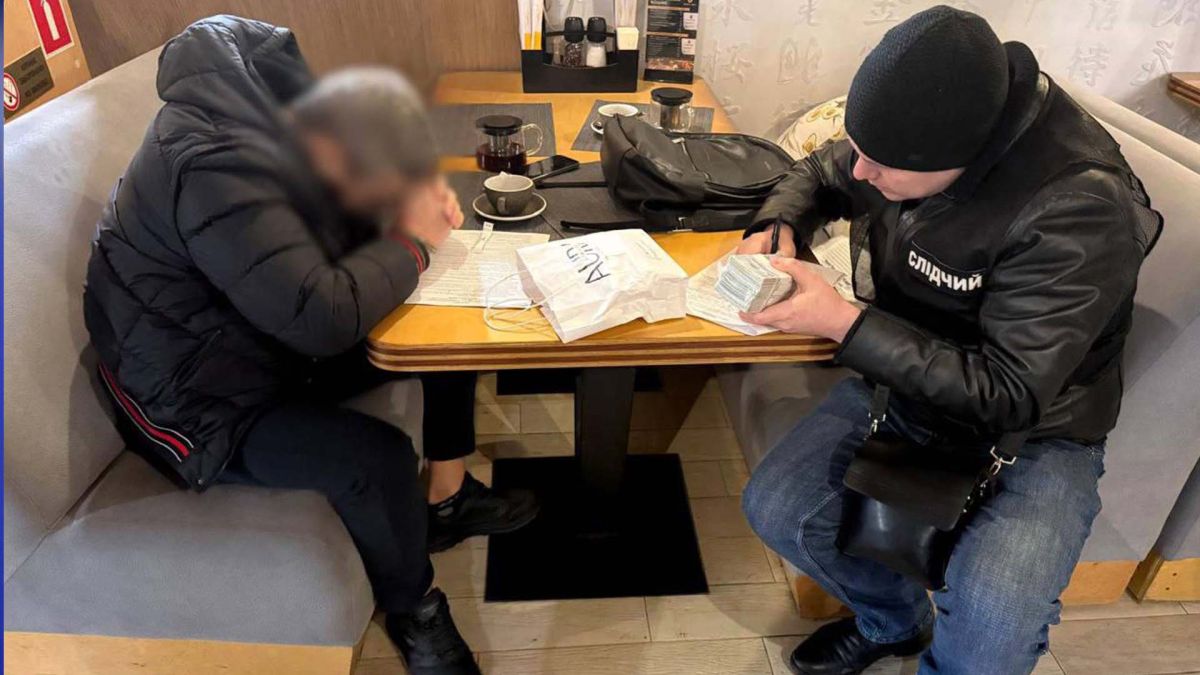 Слідчий під час документування вилучених грошей та підозрюваний