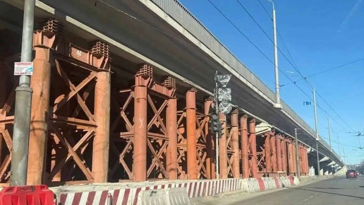 Масивні металеві підпори під естакадою шляхопроводу на Нивках у Києві — 5-й рівень аварійності, 2026 рік