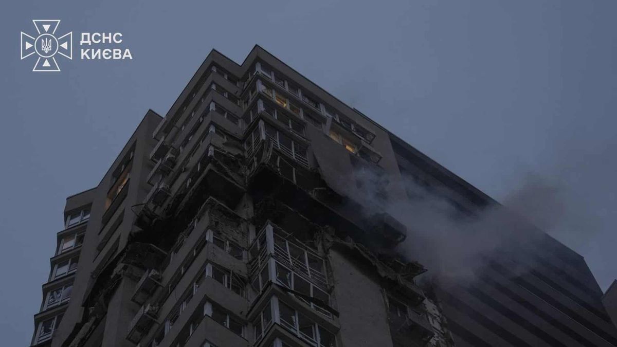 Зруйновані балкони й дим на верхніх поверхах 24-поверхового житлового будинку у Святошинському р-ні Києва після атаки 21 жовтня