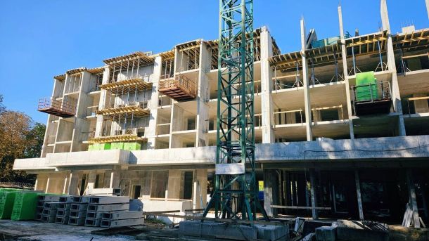 Будівництво багатоповерхового будинку з бетонними перекриттями