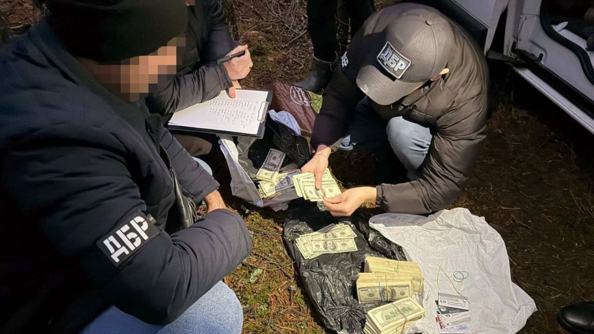Слідчий з Дарниці вкрав $304 тис. речдоків і ховався в лісі Будівля Дарницького управління поліції Києва, де працював підозрюваний, який привласнив понад 13 млн грн речових доказів