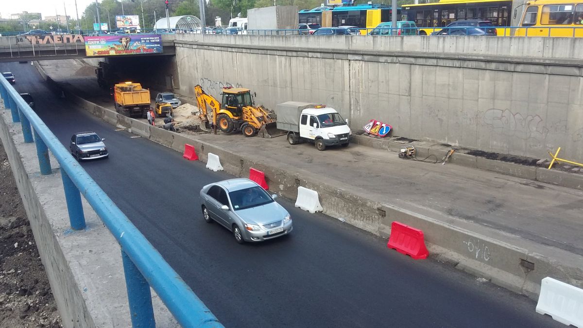 Тунель під шляхопроводом на перетині вулиць Олени Теліги, Щусєва та Юрія Іллєнка у Шевченківському районі