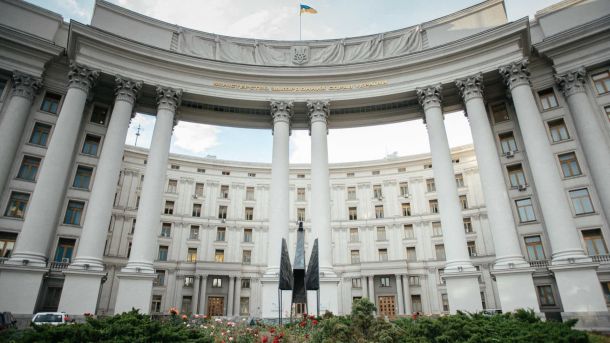 Восьмиметрова сталева скульптура «Фенікс» художника Олексія Сая перед колонадою будівлі МЗС України у Києві