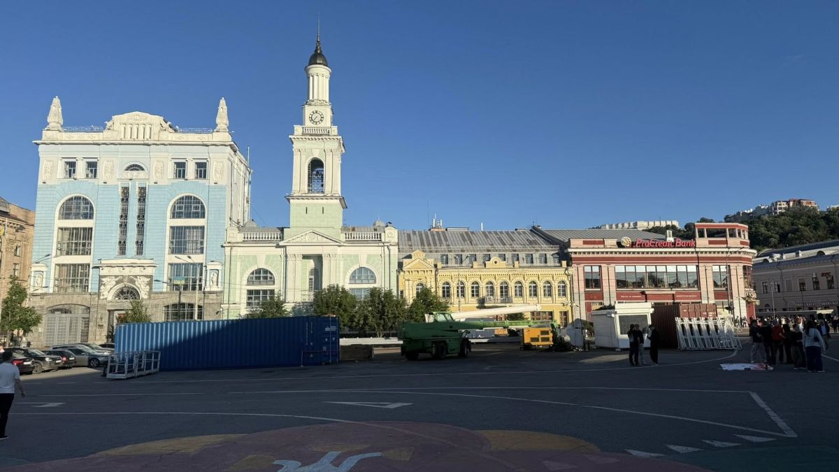 Контрактова площа в Києві без колеса огляду: спецтехніка та контейнер на місці демонтованого атракціону