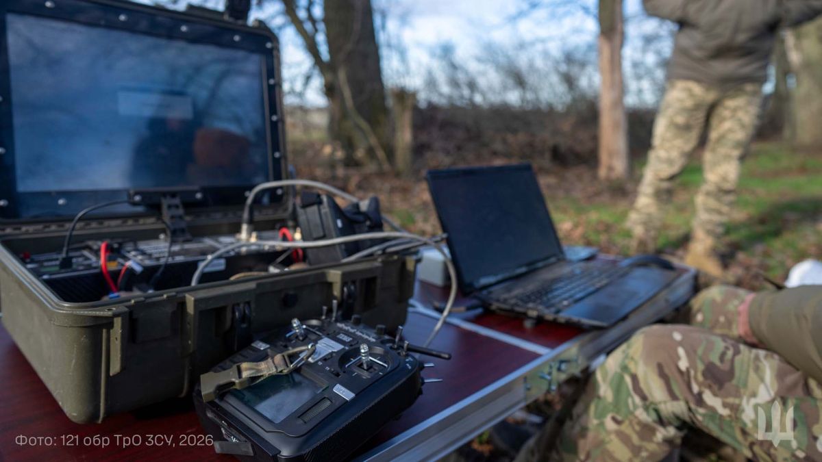 Військові Сил територіальної оборони відстежують повітряні цілі на планшеті