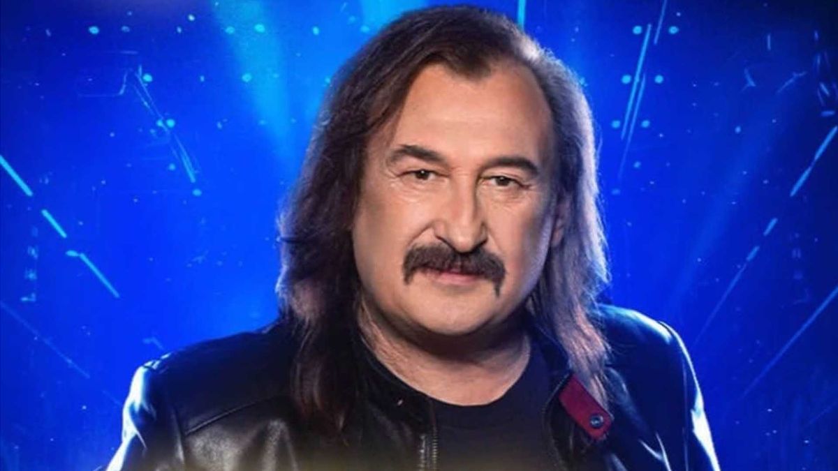 Чоловік з довгим волоссям та вусами. Співак Степан Гіга