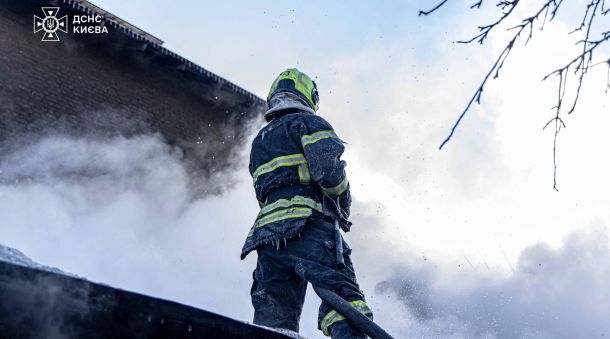 Рятувальники ДСНС гасять пожежу, пожежна техніка на місці події