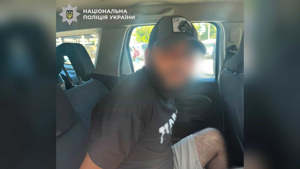 У Києві судитимуть трьох іноземців за напад і пограбування в Гідропарку Затриманий у салоні автомобіля чоловік із розмитим обличчям у кепці на тлі логотипу Національної поліції України