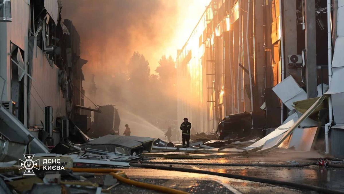 У Броварах дрони влучили у склади: одна людина загинула, троє поранені Ілюстративне фото: рятувальники ДСНС гасять пожежу на складському об єкті після атаки дронів