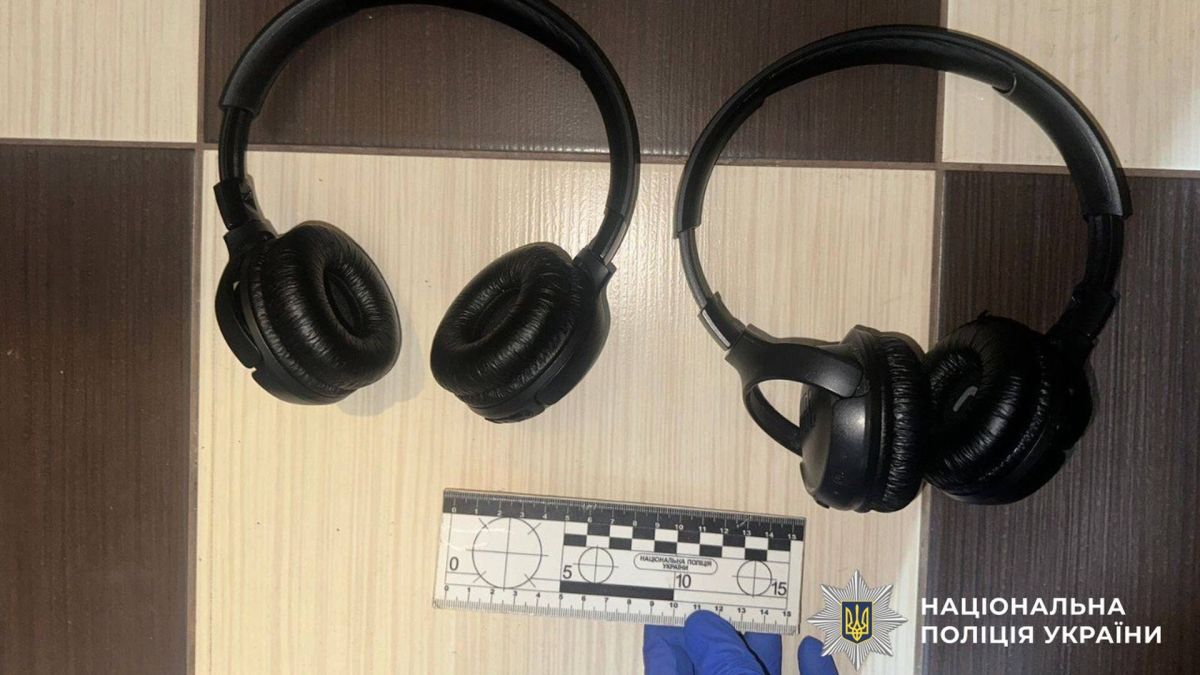 Сім років тюрми отримав киянин, який відбирав ґаджети у дітей на Оболоні Навушники лежать на столі