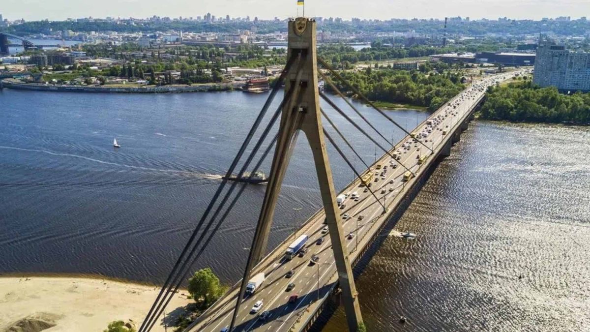 У Києві з наступного тижня почнуть будувати резервні переправи через Дніпро Вантовий Північний міст через Дніпро в Києві з висоти, місто планує резервні понтонні переправи й насипні дамби між берегами