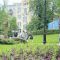 Відвідувачі прогулюються оновленим Золотоворітським сквером у Шевченківському районі Києва після благоустрою до Дня міста 2026 року