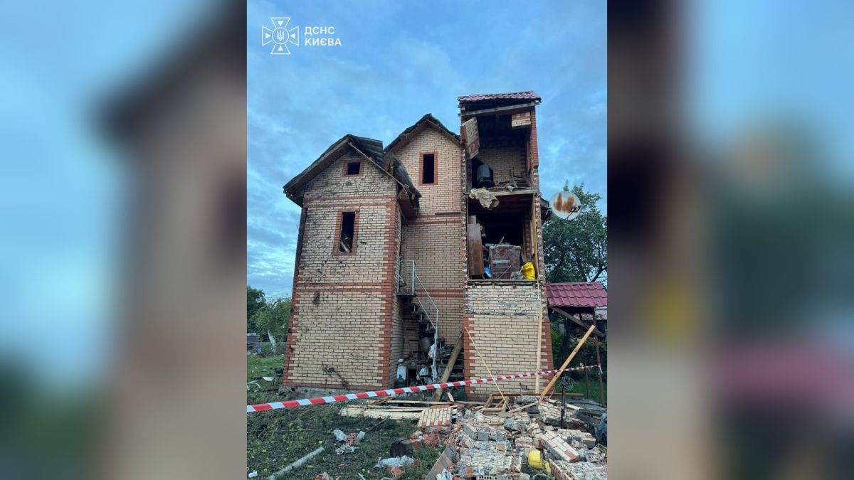 БпЛА влучив у приватний будинок у Дніпровському р-ні — 1 поранений Пошкоджений фасад приватного будинку в Дніпровському р-ні Києва після влучання російського БпЛА — 1 людина госпіталізована