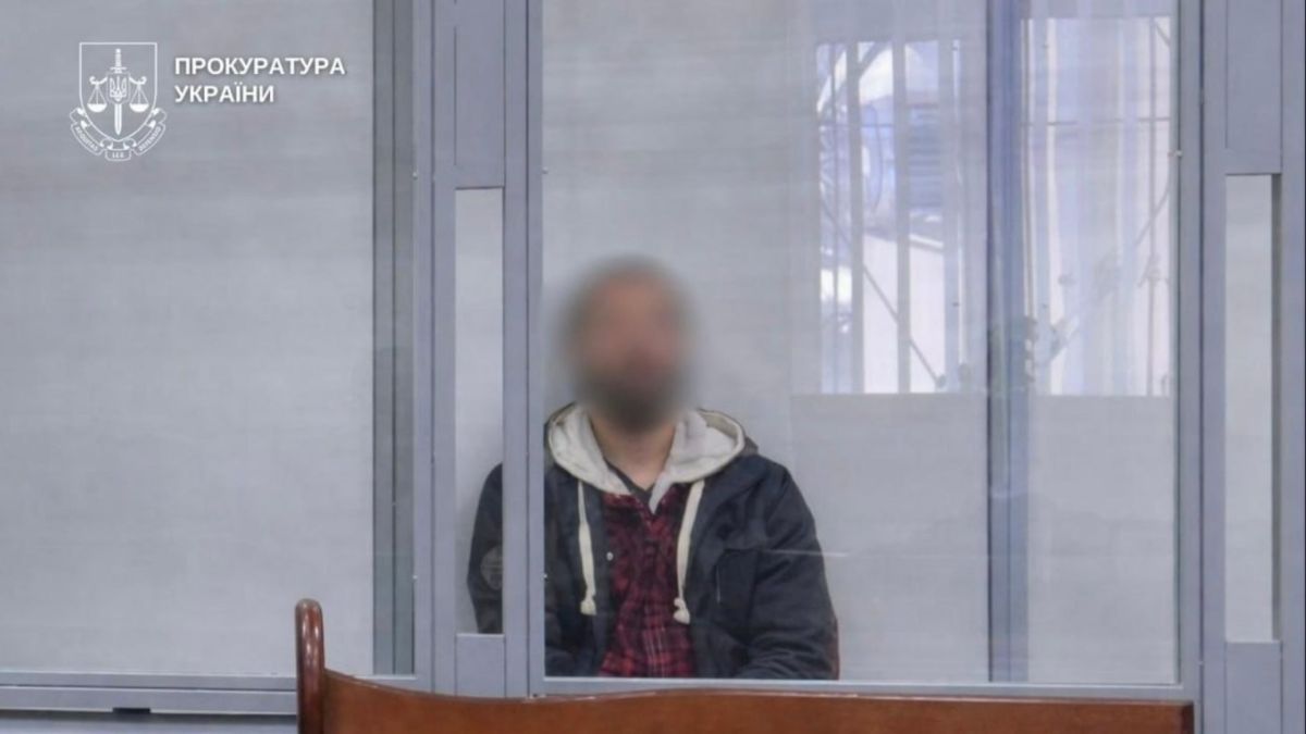 Засуджений чоловік із розмитим обличчям сидить за склом у залі суду, логотип Прокуратури України