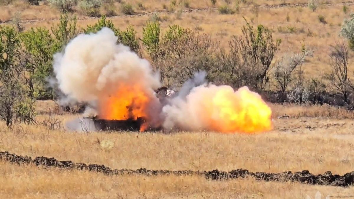 Вибух на полі, жовто-помаранчеве полумʼя