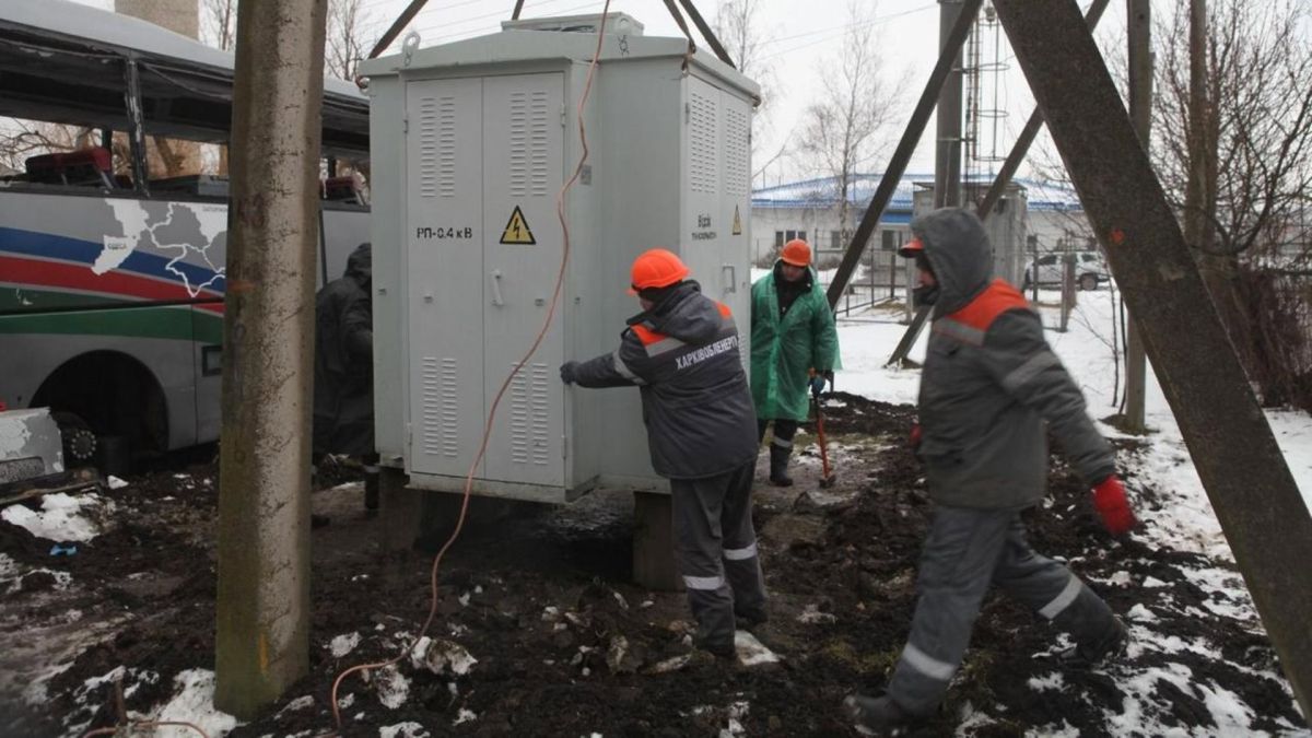 Працівники обленерго ремонтують трансформатор