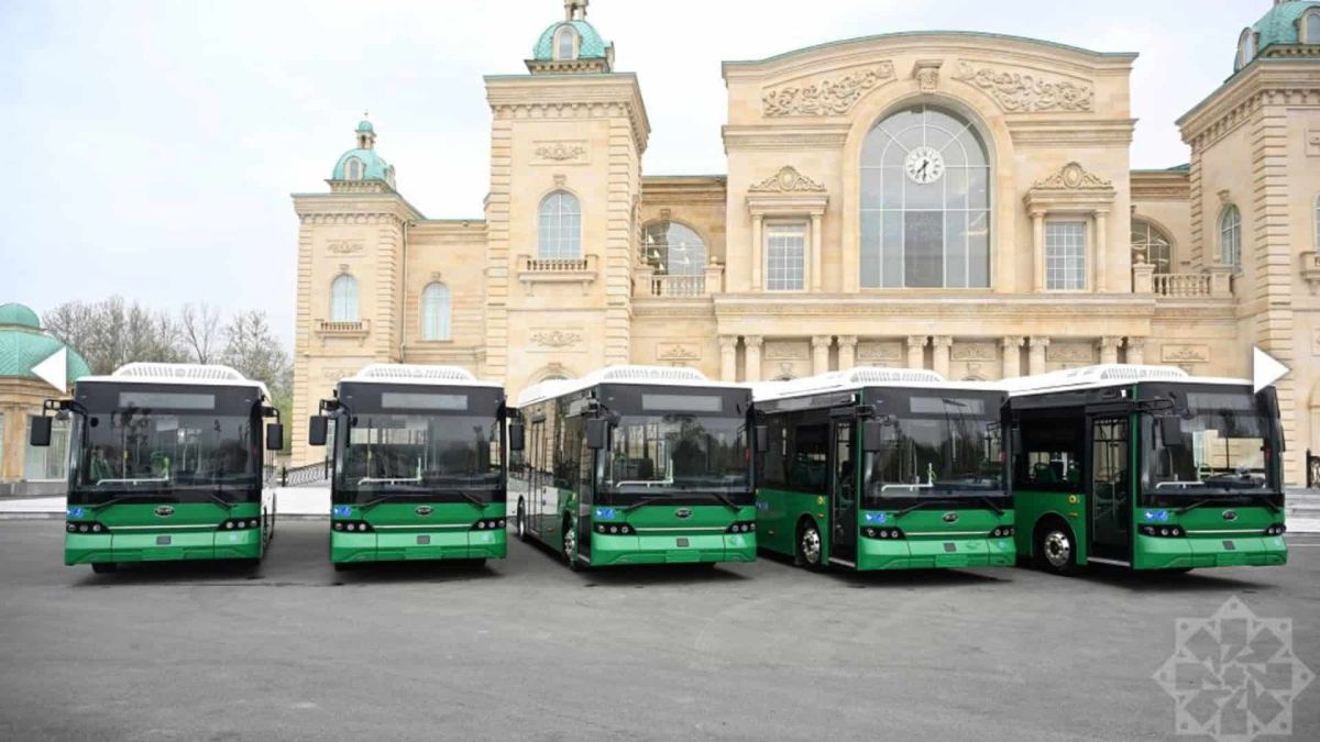 П'ять зелених електроавтобусів BYD, переданих Азербайджаном як гуманітарна допомога місту Ірпінь під час візиту Зеленського до Баку