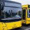 Три великі рейсові автобуси стоять в ряд на зупинці