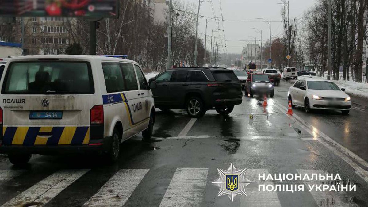 На Якуба Коласа водій Jeep збив насмерть пішохідку: 48-річний водій позашляховика затриманий «Джип» і поліцейський автомобіль на місці ДТП, в якому загинула жінка