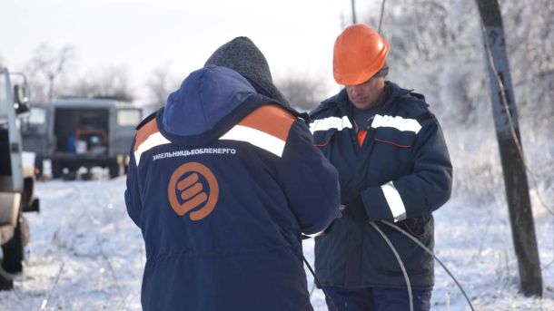 Електрики ДТЕК під час ремонтних робіт