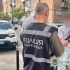Слідчий поліції у сигнальному жилеті біля патрульного автомобіля під час затримання підозрюваного у Білій Церкві