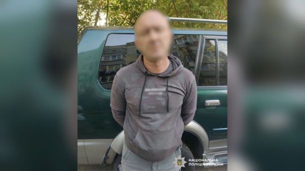 Поліція Київщини затримала 46-річного киянина за підозрою у продажу гранатомета, кулемета та міни на суму 112 тисяч гривень