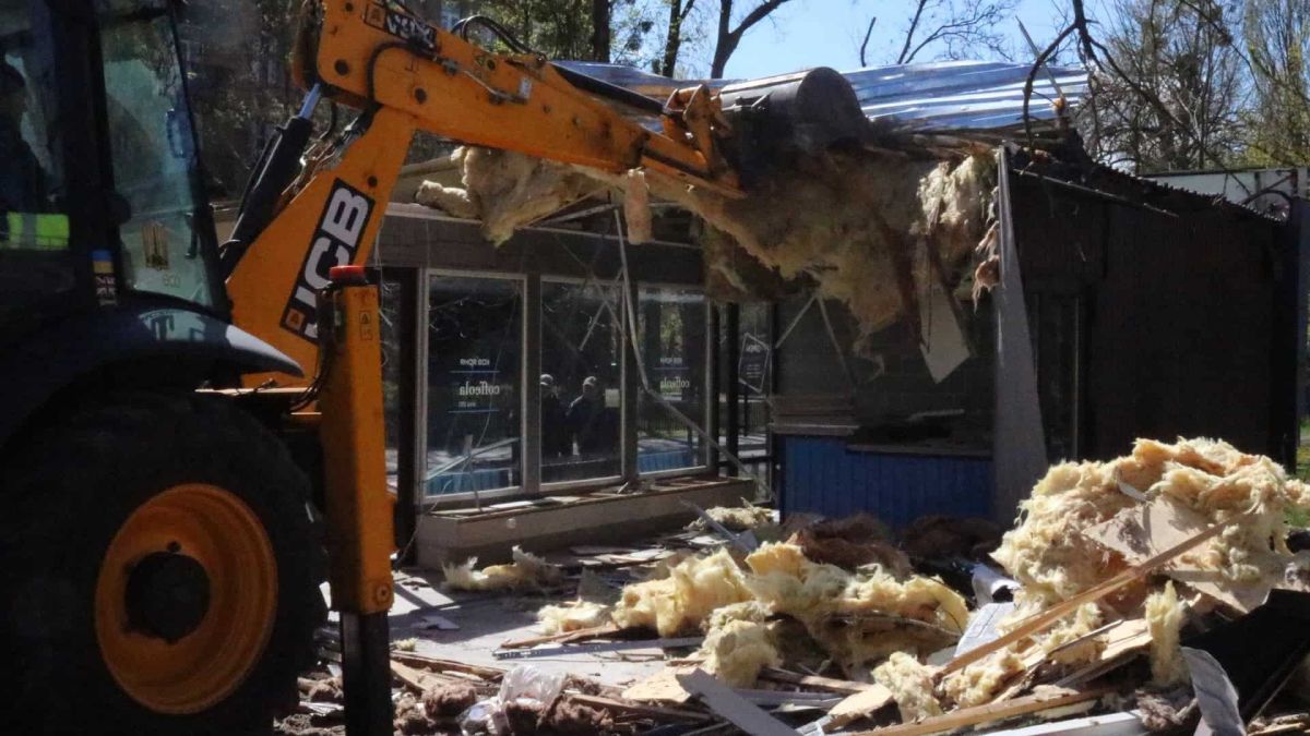 Екскаватор JCB зносить незаконний кіоск у Києві в рамках весняної кампанії демонтажу МАФів 2026 року